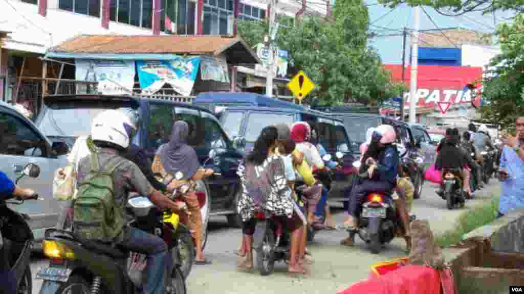 Warga Banda Aceh memacu kendaraan mereka menuju ke tempat yang lebih aman di kaki pegunungan Seulawah, Rabu, 11 April 2012 (foto: VOA/Budi Nahaba).