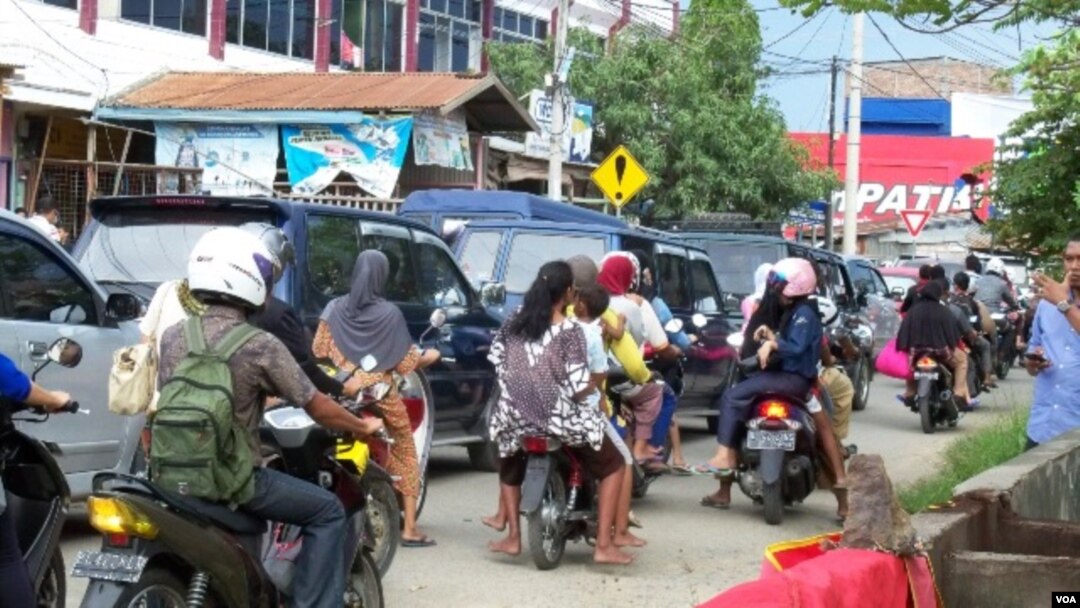 Warga Banda Aceh memacu kendaraan mereka menuju ke tempat yang lebih aman di kaki pegunungan Seulawah, Rabu 11 April 2012 (foto: Budi Nahaba).