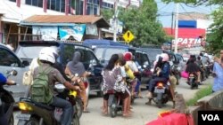 Warga Banda Aceh memacu kendaraan mereka menuju ke tempat yang lebih aman di kaki pegunungan Seulawah, Rabu 11 April 2012 (foto: Budi Nahaba).