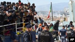 Sejumlah migran turun dari kapal di pelabuhan Sisilia Catania, 12 April 2023. (Foto: AP)