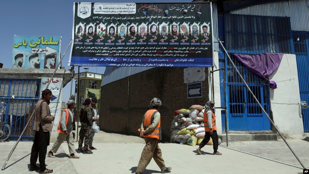 Foto-foto siswa yang terbunuh dari Sekolah Syed Al-Shahada dipajang di gerbang sebuah masjid di lingkungan Dasht-e-Barchi di Kabul, Afghanistan, 1 Juni 2021. (AP Photo/Rahmat Gul)