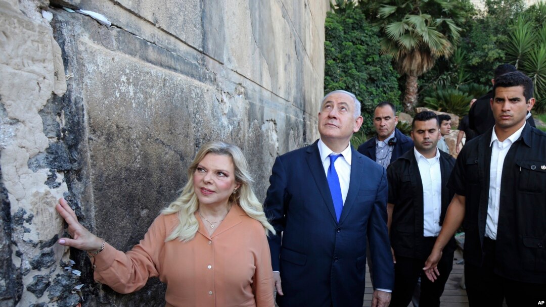 Perdana Menteri Israel, Benjamin Netanyahu (dua dari kiri) bersama istrinya, Sara, mengunjungi kota Hebron di Tepi Barat, 4 September 2019. (Foto: dok).
