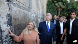 Perdana Menteri Israel, Benjamin Netanyahu (dua dari kiri) bersama istrinya, Sara, mengunjungi kota Hebron di Tepi Barat, 4 September 2019. (Foto: dok).