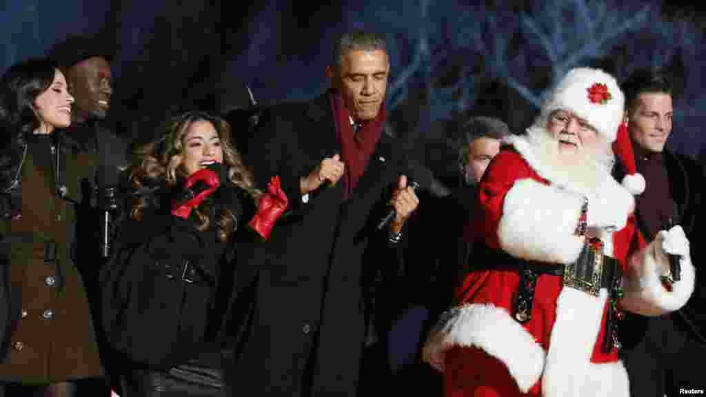 Le Président américain dance sur la scène durant le concert de Noël lors de l'Inauguration annuelle du Sapin de Noël le 4 décembre 2014 à Washington DC.