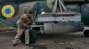 Vojnik puni oružje u helikopter u ukrajinskoj vojnoj vazdušnoj bazi blizu linije fronta u oblasti Herson, Ukrajina, nedelja, 8. januara 2023. (AP Photo/LIBKOS)
