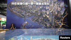 资料照 - 2019年5月28号在北京举办的“中国国际展销会”上一幅巨大的效果图向人们展示了中国“一带一路”将给斯里兰卡科伦坡带来未来美景。