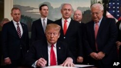 Président Donald Trump azali kotiya manzaka na mokano, na nsima na ye Premier ministre Benjamin Netanyahu, na Maison Blanche, Washington, 25 mars 2019.