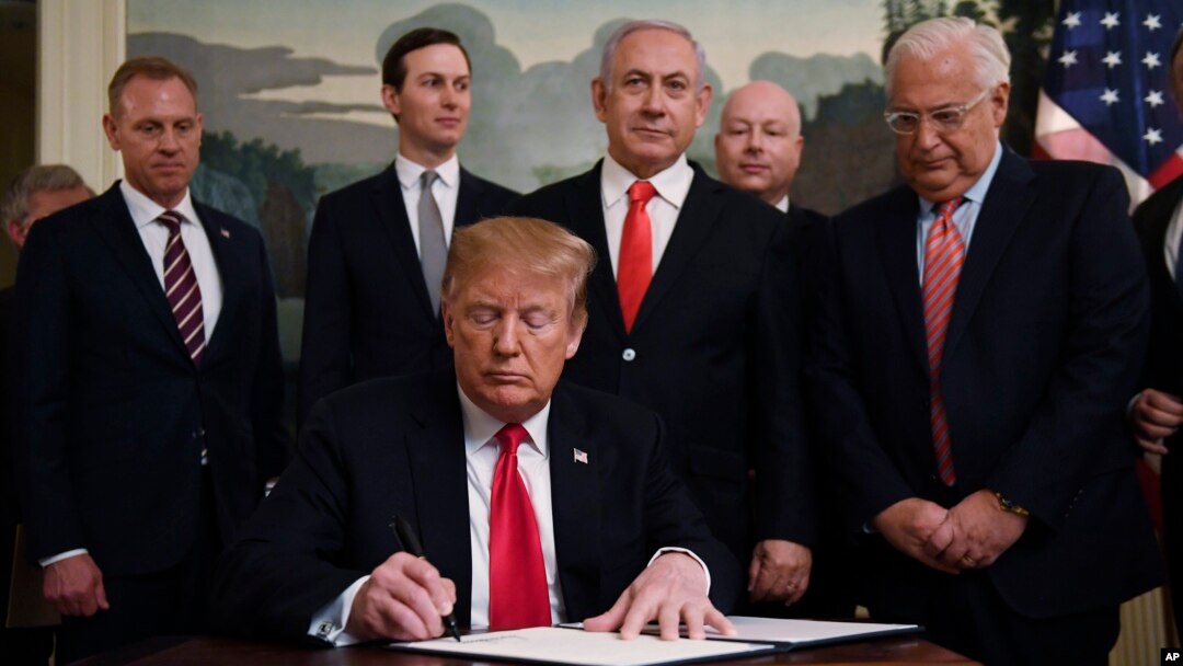 Prezident Tramp Isroil Bosh vaziri Benyamin Netanyaxu oldida Amerika G'o'lan tepaliklarini Isroil hududi sifatida tan olishini tasdiqlovchi hujjatni imzolamoqda