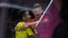 Pebulu tangkis Malaysia, Lee Chong Wei (kiri), berjabat tangan dengan Viktor Axelsen dari Denmark setelah laga tunggal putra Piala Thomas di Bangkok, 23 Mei 2018.