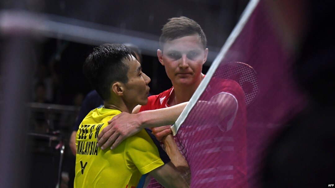 Lee Chong Wei (kiri) bersalaman dengan Viktor Axelsen dari Denmark setelah pertandingan tunggal putra di turnamen Piala Thomas dan Piala Uber di Bangkok, 23 Mei 2018.