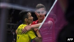 Lee Chong Wei (kiri) bersalaman dengan Viktor Axelsen dari Denmark setelah pertandingan tunggal putra di turnamen Piala Thomas dan Piala Uber di Bangkok, 23 Mei 2018.