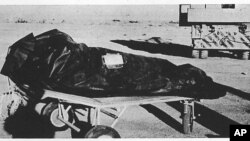 Foto divulgada por la Fuerza Aérea, parte del Reporte de Roswell, que muestra una de las bolsas que se usaban para proteger los equipos, pero que muchos se ha especulado servían para manejar cadáveres de extraterrestres.