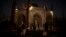 Milisi Taliban mengamankan Masjid Eidgah pasca ledakan di Kabul, Afghanistan, Minggu (3/10).