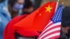 Seseorang memegang bendera AS dan China di kawasan Chinatown di Manhattan borough New York City, New York, AS, 12 Februari 2021. (Foto: REUTERS/Carlo Allegri)