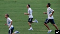 Penyerang kesebelasan Argentina, Lionel Messi (tengah) tengah berlatih bersama rekan setimnya di stadion Olimpiade Roma, Senin (12/8). Tim sepakbola Italia dan Argentina akan berlaga dalam pertandingan persahabatan yang akan didedikasikan untuk Paus Fransiskus, Rabu, 14 Agustus mendatang. 