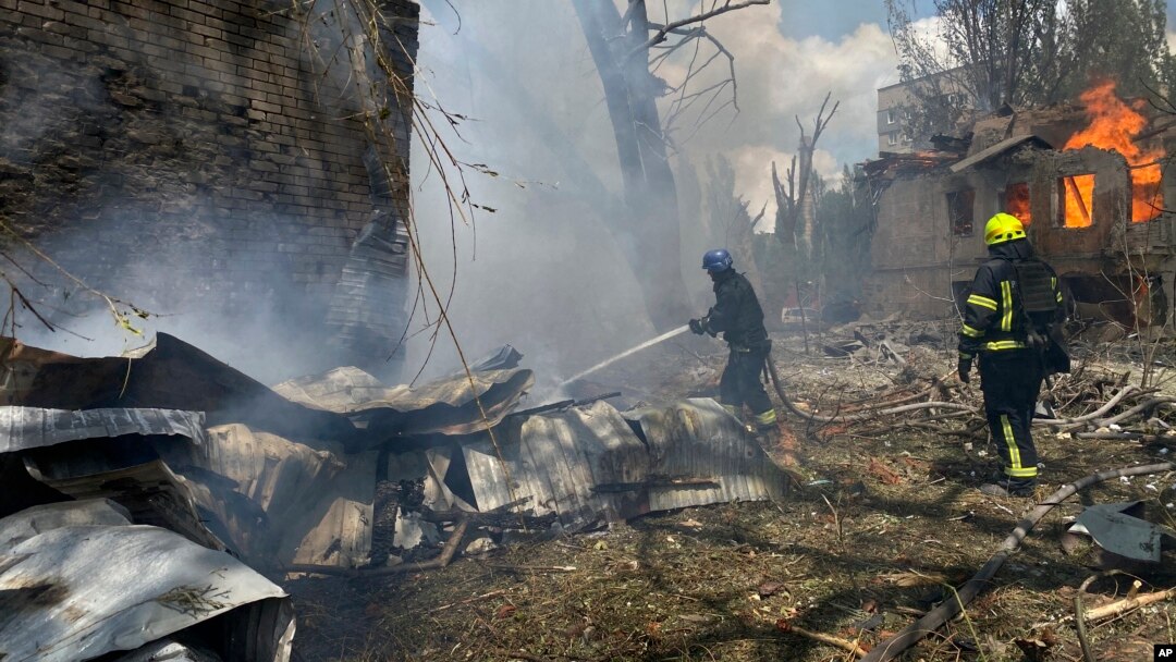 Vatrogasci gase požar u Dnjepru (Foto: State Emergency Service of Ukraine via AP)