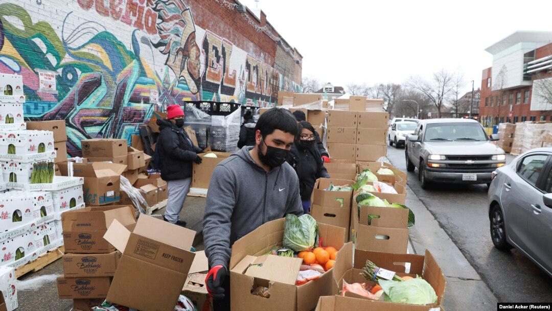 Alex Ramon menyiapkan kotak makanan di dapur nirlaba New Life Center di Chicago, Illinois, AS, 16 Maret 2021. (Foto: REUTERS/Daniel Acker)