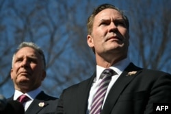 (Dari kiri-kanan) Utusan Khusus AS untuk Timur Tengah Steve Witkoff dan Penasihat Keamanan Nasional AS Mike Waltz berbicara kepada wartawan di luar Gedung Putih, Washington, DC, 4 Februari 2025.(ANDREW CABALLERO-REYNOLDS / AFP)