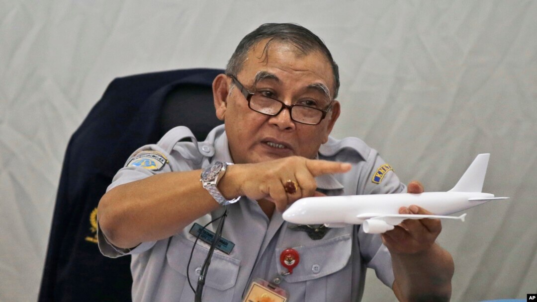 Kepala KNKT Tatang Kurniadi menunjukkan model pesawat AirAsia penerbangan 8501 yang jatuh 28 Desember silam, dalam konferensi pers Kamis (29/1).