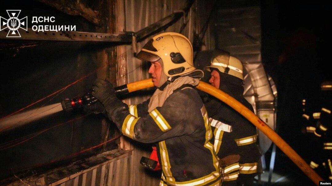 Vatrogasci rade na mestu ruskog raketnog udara u Odesi, na fotografiji objavljenoj 2. maja 2024. (Foto: Pres služba Državne službe za vanredne situacije Ukrajine/Handout preko Rojtersa).