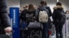 Passagers devant un comptoir d'enregistrement de Ryanair à l'aéroport de Fancfort, en Allemagne, le 22 décembre 2017. 