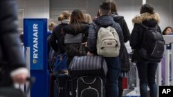 Passagers devant un comptoir d'enregistrement de Ryanair à l'aéroport de Fancfort, en Allemagne, le 22 décembre 2017. 