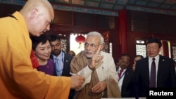 PM India Narendra Modi (tengah) saat berkunjung ke kuil Buddha Daxingshandi Xian, provinsi Shaanxi, China, 14 Mei 2015 (Foto: dok).