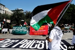 Para demonstran berkumpul untuk berunjuk rasa di Union Square dengan membawa bendera dan spanduk untuk memprotes konflik yang terus berlanjut di wilayah Palestina yang dikuasai Israel pada 2 September 2024 di New York City. (Foto: AFP)