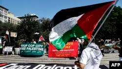 Sejumlah demonstran berkumpul di Union Square, Kota New York, dengan membawa bendera dan spanduk untuk menyuarakan dukungan kepada Palestina pada 2 September 2024. (Foto: AFP/John Lamparski)