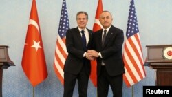 Menteri Luar Negeri AS Antony Blinken dan Menlu Turki Mevlut Cavusoglu berjabat tangan usai melakukan konferensi pers bersama di Ankara, Turki hari Senin (20/2). 