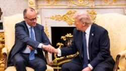 도널드 트럼프 대통령이 3일 백악관을 찾은 프리드리히 메르츠 독일 총리와 회담하며 악수하고 있다.