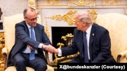 도널드 트럼프 대통령이 3일 백악관을 찾은 프리드리히 메르츠 독일 총리와 회담하며 악수하고 있다.