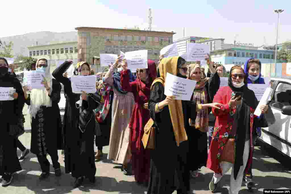 پس از به قدرت رسیدن طالبان در افغانستان، شماری از زنان در جاده‌های شهر کابل تجمع کرده و خواهان حفظ دستاوردهای زنان در این کشور شدند.