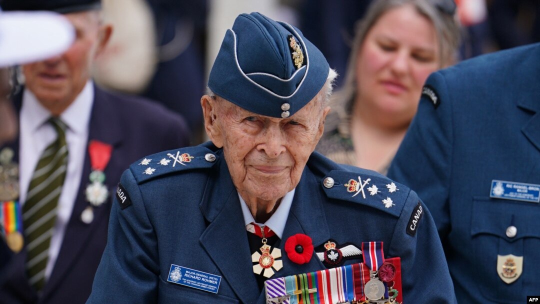 Najodlikovaniji vojni veteran Kanade, 100-godišnji general-major Richard Rohmer prisustvuje međunarodnoj komemorativnoj ceremoniji u Omaha Beachu, Saint Laurent sur Mer, Normandija na sjevernoj obali Francuske, u sklopu događaja povodom obilježavanja 80.godišnjice Dana-D.
