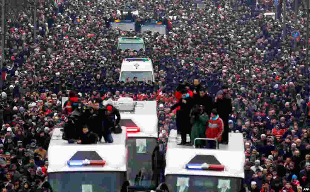 People carry the coffin of Turkey's former Prime Minister Necmettin Erbakan from the mosque to the cemetery during his funeral in Istanbul. Erbakan, the founder of Turkey's modern Islamist movement, died of heart failure on Sunday at the age of 85. (Reute