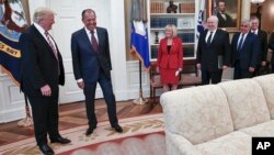 El presidente Trump sonríe junto al ministro de Exteriores ruso, Sergey Lavrov, en esta foto tomada por un fotógrafo ruso. Aparece también el embajador ruso, Sergei Kislyak (cuarto hacia la derecha en la fila).