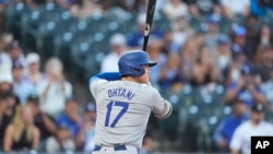 Shohei Ohtani, de Los Angeles Dodgers, espera un lanzamiento en la primera entrada de un juego de béisbol contra los Colorado Rockies, el 27 de septiembre de 2024, en Denver.