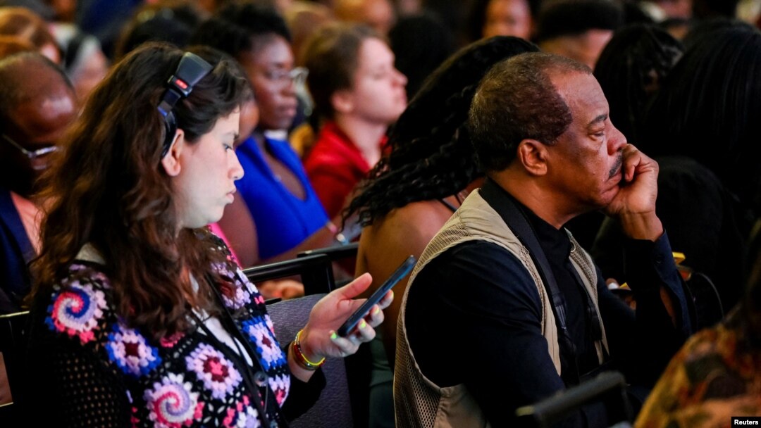Asistentes a la convención esperan más de una hora a que el candidato presidencial republicano y expresidente estadounidense Donald Trump hable en un panel de la convención de la Asociación Nacional de Periodistas Negros (NABJ) en Chicago, Illinois, EEUU, el 31 de julio de 2024. 