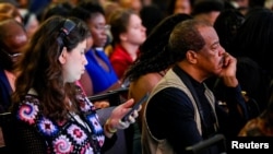 Asistentes a la convención esperan más de una hora a que el candidato presidencial republicano y expresidente estadounidense Donald Trump hable en un panel de la convención de la Asociación Nacional de Periodistas Negros (NABJ) en Chicago, Illinois, EEUU, el 31 de julio de 2024. 