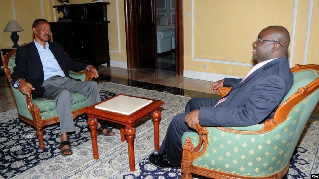 VOA'S Peter Clottey (r) interviewing Eritrea President Isaias Afewerki (l)