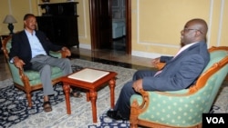 VOA'S Peter Clottey (r) interviewing Eritrea President Isaias Afewerki (l)