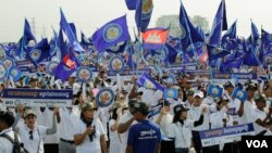 Supporters for the League for Democracy Party is cheering in support of party leader Kem Veasna's speech at Techo Hun Sen Boulevard, Phnom Penh, Cambodia, July 27, 2018. (Ky Mengly/ VOA Khmer) 