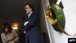 Predsednica udruženja novinara Srbije Ljiljana Smajlović polaže venac u prisustvu vodje SPO-a Vuka Draškovića tokom obeležavanja 12 godina od ubistva novinara Slavka Ćuruvije