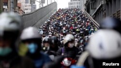 Commuters wear face masks to protect themselves from the coronavirus during the morning rush hour in Taipei, Taiwan, April 8, 2020.