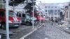 Kendaraan yang hancur akibat serangan rudal Rusia di kompleks depot pemadam kebakaran milik Layanan Darurat Negara, di tengah invasi Rusia di Dnipro, Ukraina, 22 Mei 2023. (Layanan pers Layanan Darurat Negara Ukraina di wilayah Dnipropetrovsk/Selebaran via REUTERS)