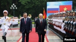 Rusya Cumhurbaşkanı Vladimir Putin, Hanoi'deki Başkanlık Sarayı'nda Vietnam Devlet Başkanı To Lam'ın ev sahipliğinde düzenlenen karşılama töreninde.