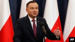 Presiden Polandia Andrzej Duda memberikan pernyataan dalam konferensi pers di Warsawa, Polandia (20/12).