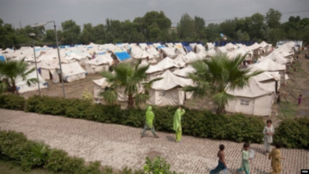 Para korban banjir Pakistan tinggal di tenda-tenda penampungan di luar distrik Nowshera.