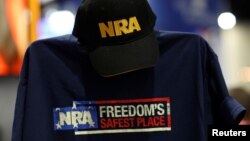 Topi dan kaus dipajang di stan Persatuan Senapan Nasional atau National Rifle Association (NRA) di sebuah konferensi di National Harbor, Maryland, 23 Februari 2018. 