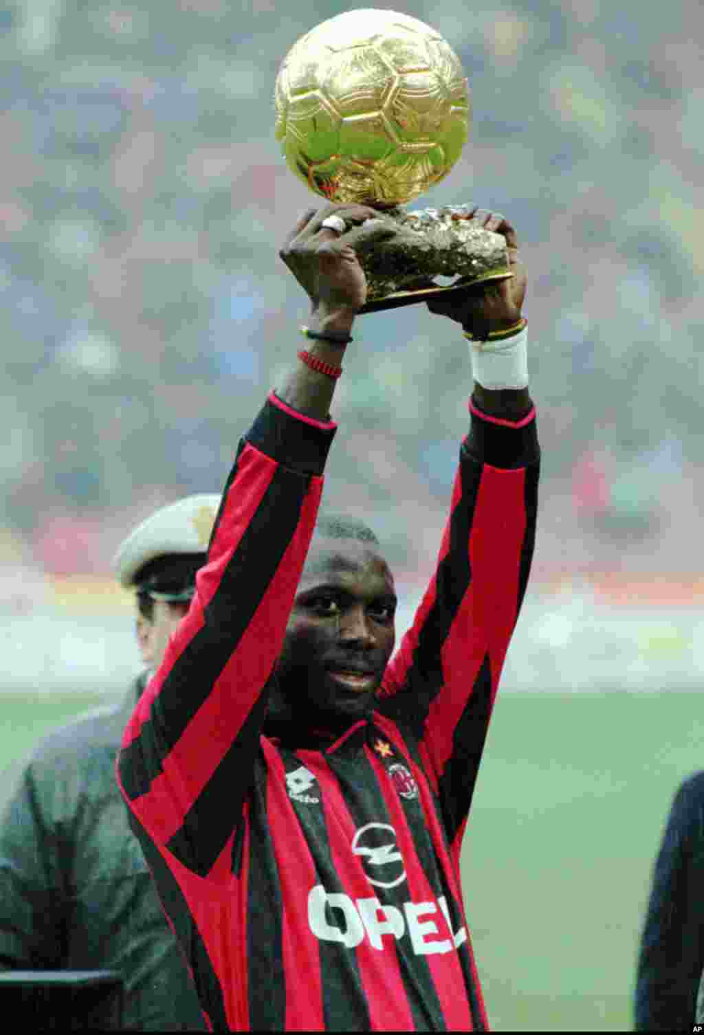 Sabon shugaban kasar Liberia, George Weah lokacin da yake wasan kwallon kafa